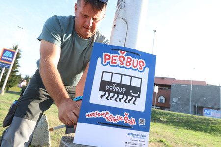 POSTAVITEV TABLE IN TALNIH OZNAK PEŠBUS PRI HOFERJU 01 FOTO LJUBO VUKELIČ